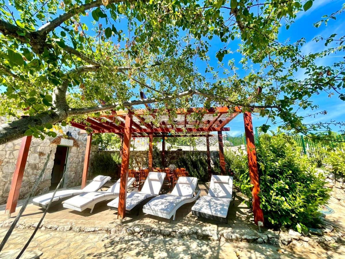 Villa Sagosde With Swimming Pool And Mini Golf Zagvozd Экстерьер фото