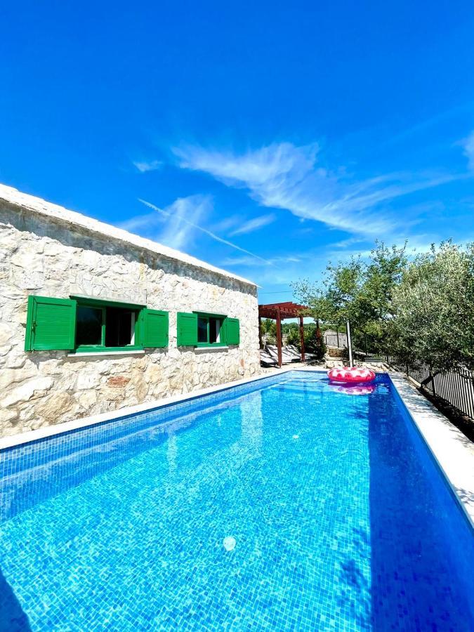 Villa Sagosde With Swimming Pool And Mini Golf Zagvozd Экстерьер фото
